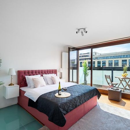 Apartment With Balcony And Parking Near The Prague Museum Exterior photo