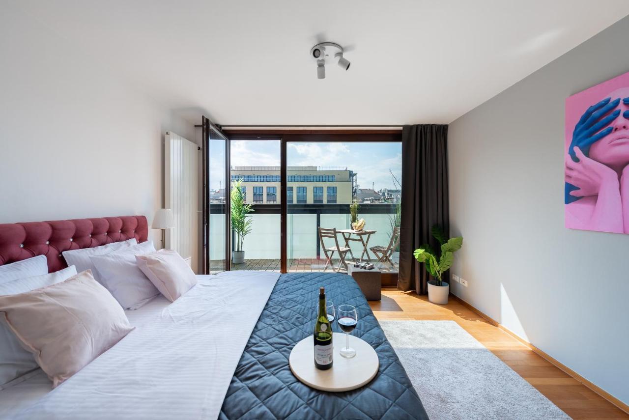Apartment With Balcony And Parking Near The Prague Museum Exterior photo