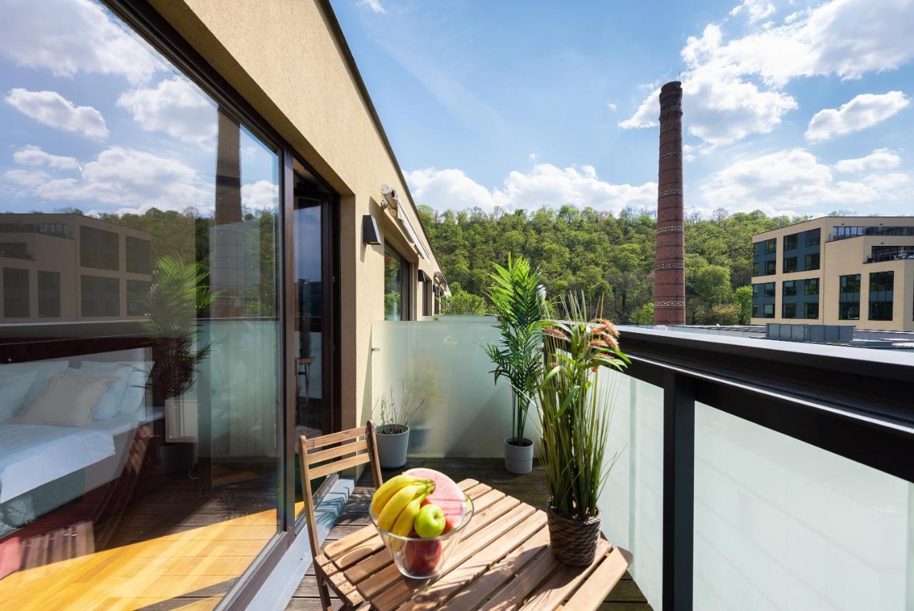Apartment With Balcony And Parking Near The Prague Museum Exterior photo