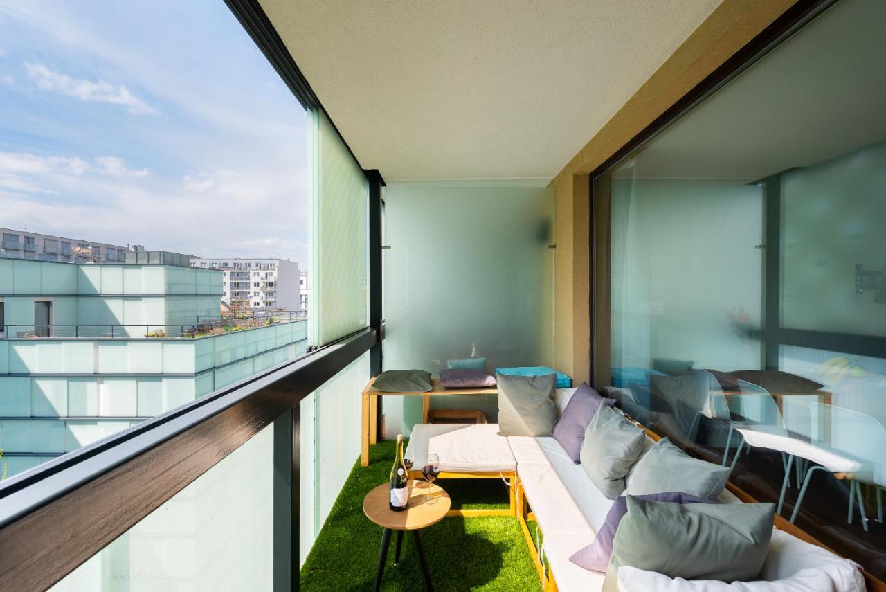 Apartment With Balcony And Parking Near The Prague Museum Exterior photo