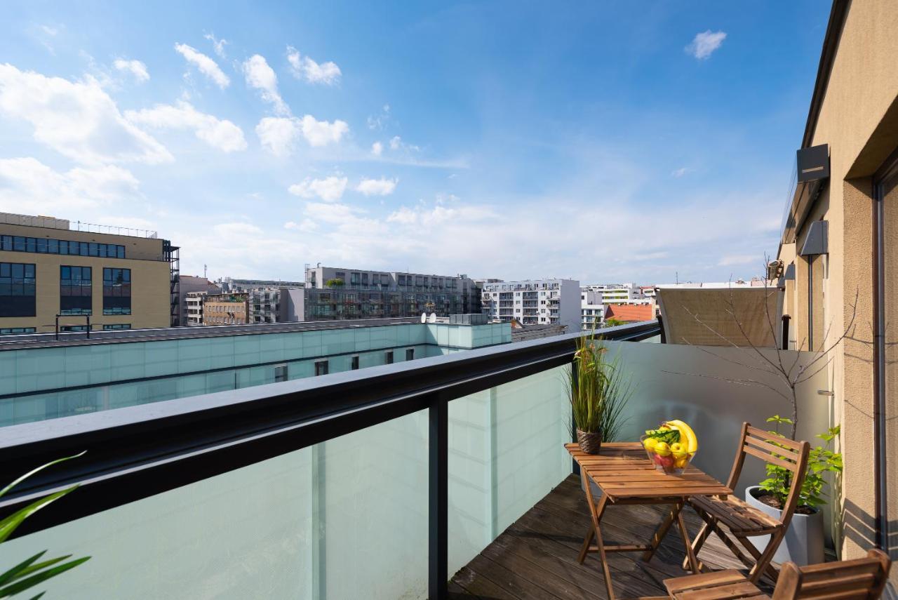Apartment With Balcony And Parking Near The Prague Museum Exterior photo